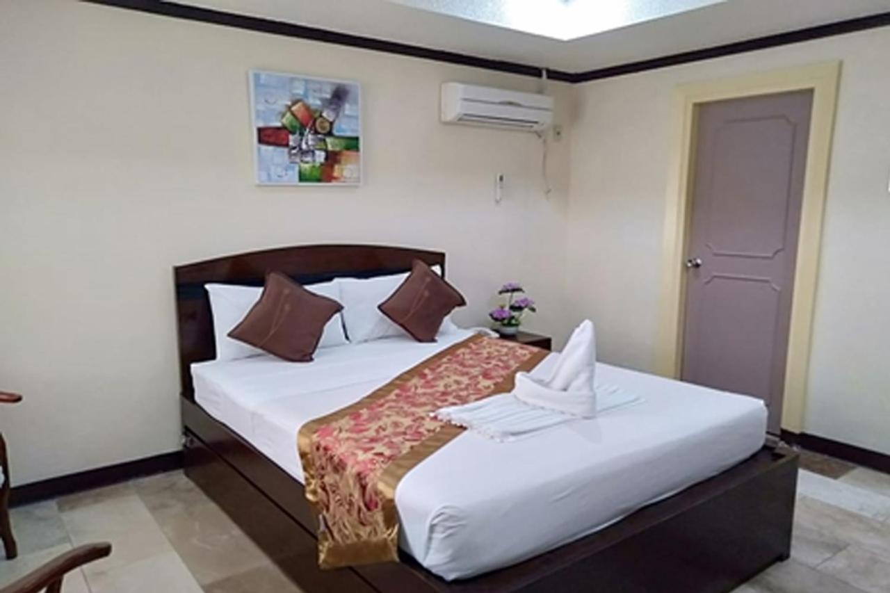 Suzuki Beach Hotel Olongapo Exterior photo